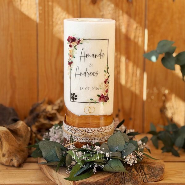 Personalisierte Hochzeitskerze mit Hundepfoten, Blumen und Namen des Brautpaares