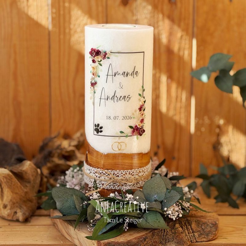 Personalisierte Hochzeitskerze mit Hundepfoten, Blumen und Namen des Brautpaares
