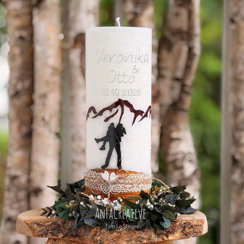 Hochzeitskerze mit Bergmotiv und Brautpaar