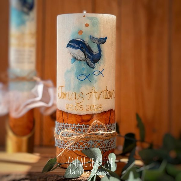 Lebenskerze mit Wal Motiv blau aus Crystal-Wachs auf Olivenholz personalisiert für Jungen