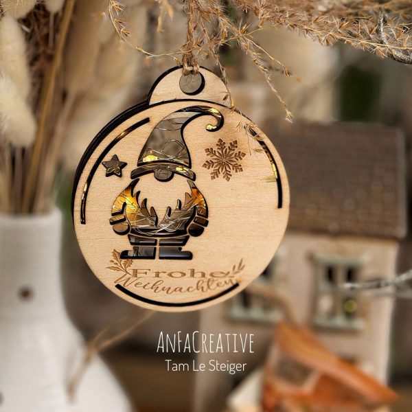 Personalisiertes Weihnachtsgeschenk – LED-Holzkugel mit Wichtel