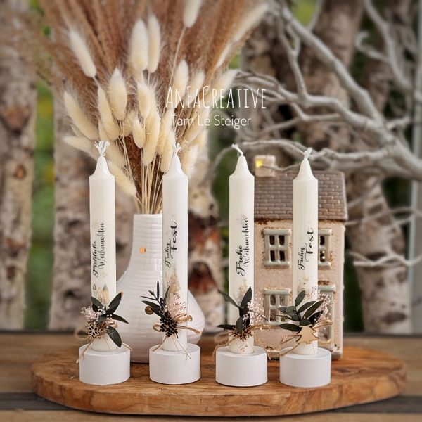 Vier dekorierte weiße Weihnachtskerzen mit festlichen Schriftzügen, Blumen und Holzmotiven als kleines Weihnachtsgeschenk.